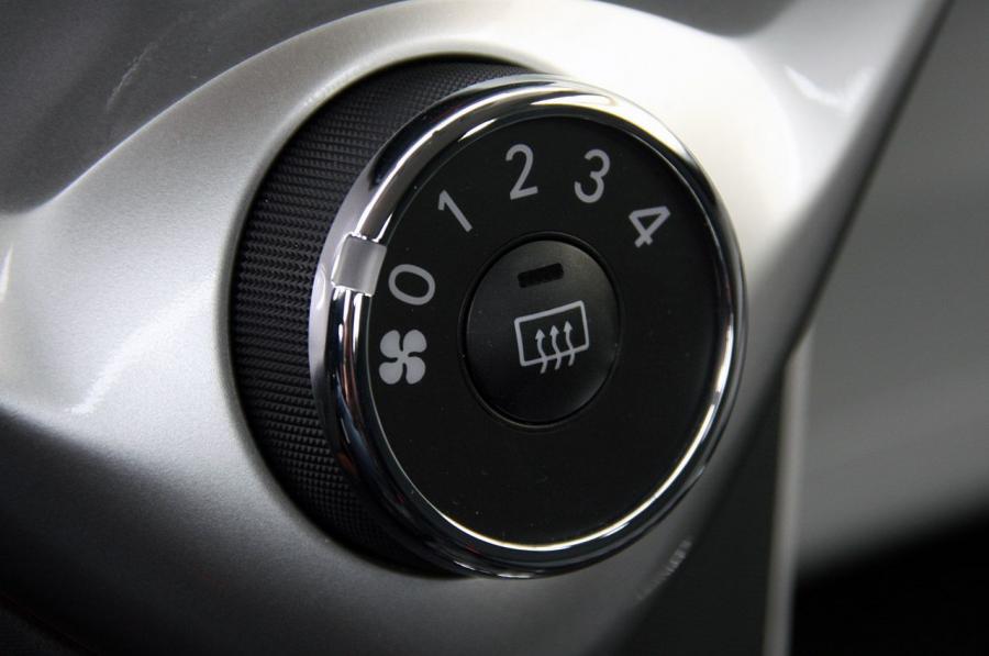 Детали интерьера Scion iQ 2012 года  (фото 64 из 128)